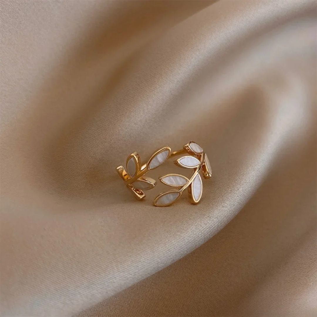Adjustable ring with white opal stone in gold