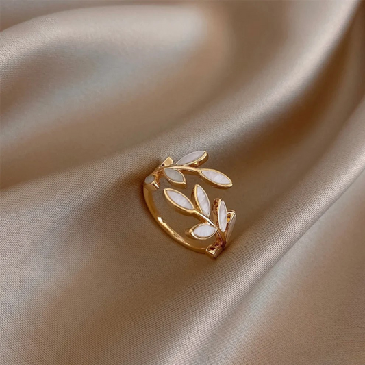Adjustable ring with white opal stone in gold